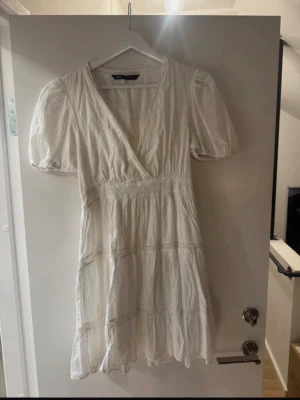 Zara klänning - Fin Zara klänning i bra skick. Perfekt nu till sommaren och studenten💞💞