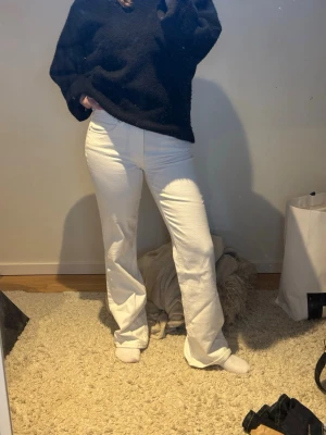 GINA TRICOT - Säljer ett par vita jeans med rak passform och hög midj, då dem är för små för mig tyvärr! 😍. Jeansen har klassisk femficksdesign och är tillverkade i ett tjockare denimtyg. Perfekta för dig som vill ha en clean och stilren look.😍🩷 