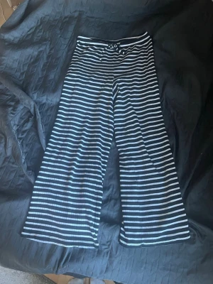 Randiga pyjamasbyxor från Ullared  - Supersköna, randiga mysbyxor från Ullared, använd endast en gång💓 perfekt till en dag hemma med film och snacks💓💓är i storlek 170 och är något korta i storlek💓