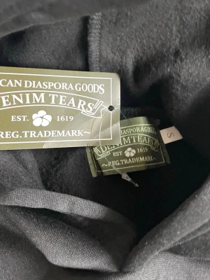 Svart hoodie från Denim Tears med blommor - Säljer en svart Denim Tears Huddie kom om du vill fråga något 
