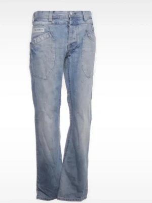 Ljusblå jeans - Säljer ett par ljusblå jeans med straight/bootcut passform och stora framfickor. Jeansen har en avslappnad look och är tillverkade i klassisk denim. Perfekta för dig som gillar en retro och chill stil.