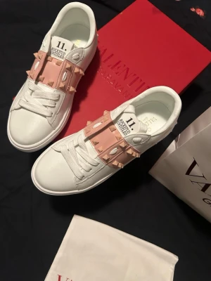 ❣️ Valentino Open Studs Pink Rosa 39 EU NYA 38 - PRIS KAN DISKUTERAS ☺️! först till kvarn! ~Valentino Open i Rosa 39 med studs! Väldigt fräscha och coola skor med rosa verkligen wow 💞🌸  skriv vid frågor eller funderingar jag svarar på vad som !! (om du har 38-39 EU storlek passar dem:))