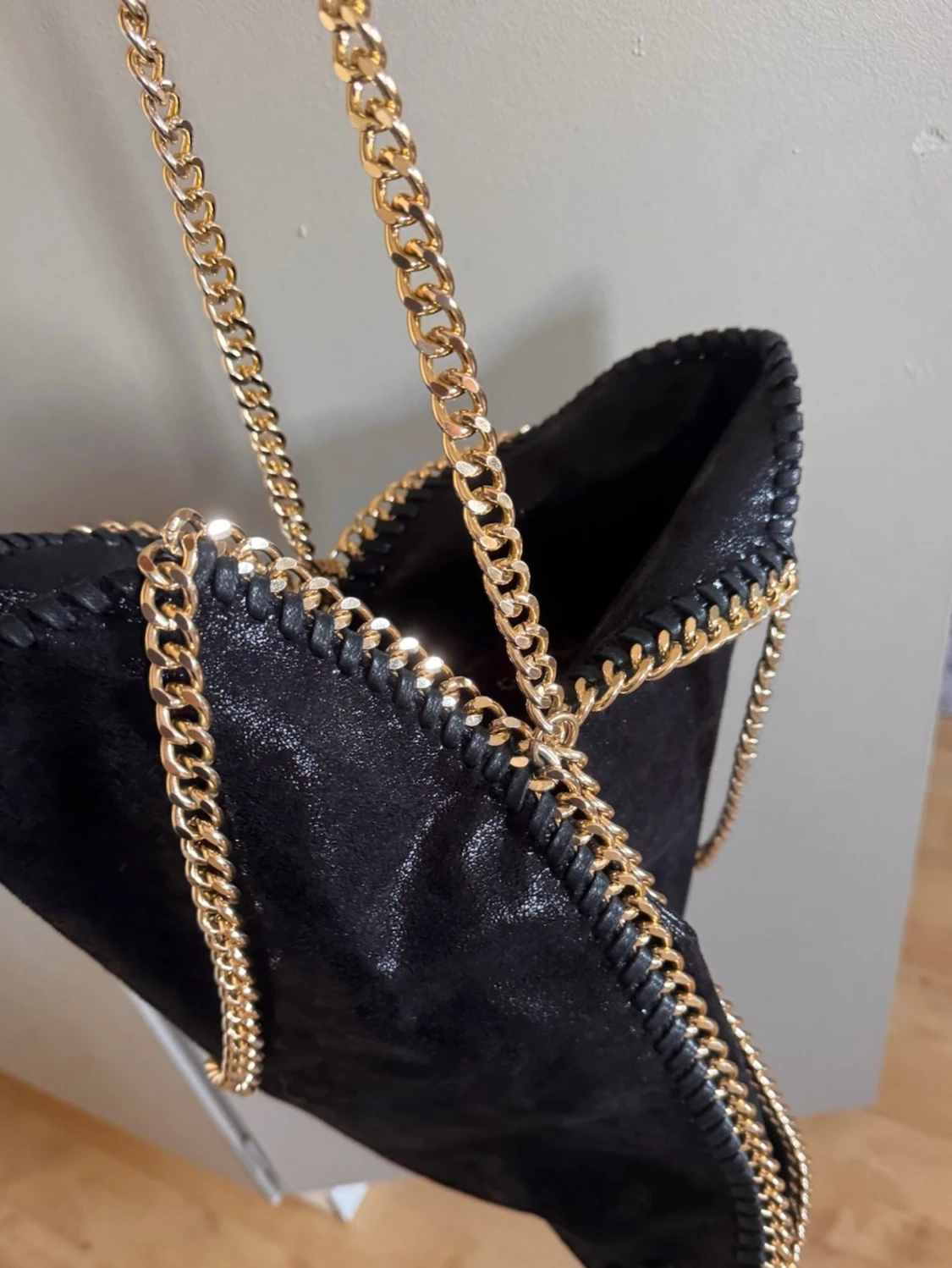 Svart handväska med guldkedjor - 1