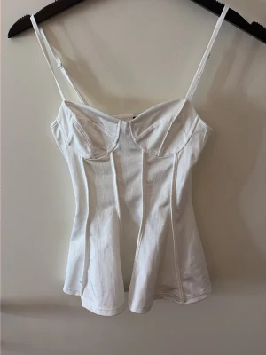 H&M topp - Söt vit topp ifrån H&M i strl XXS