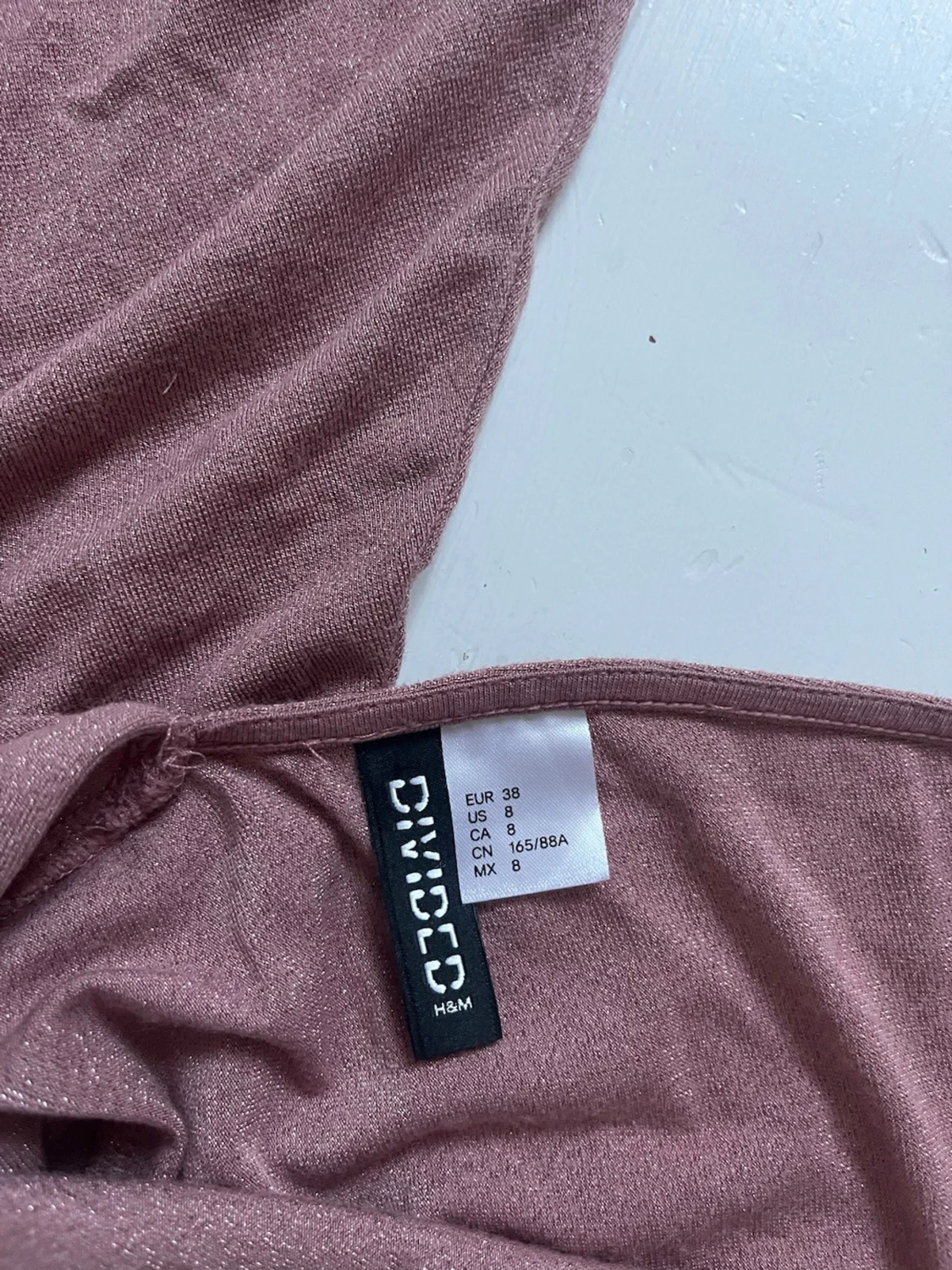 Rosa kortklänning med v-ringning - 3