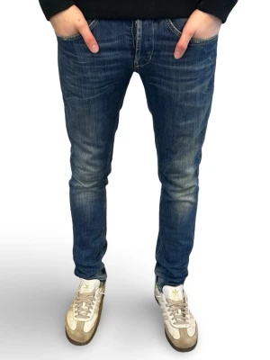 Dondup George Jeans  - Tja!  Säljer nu dessa sjukt eftertraktade blå Dondups med original slitningar från frabrik. Se storlek nedan. Jeansen är i mycket bra skick.                                                 Nypris: 3500kr                                                                 Säljs för: 749kr                                                                 Tveka inte på att höra av er vid intresse eller frågor!