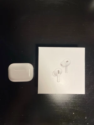 Apple AirPods Pro   - Säljer ett par vita Apple AirPods Pro med laddningsetui. De är trådlösa in-ear-hörlurar med silikonproppar och stilren design. Perfekta för musik, samtal och brusreducering. Kommer med originalförpackning.