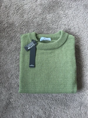 Olivgrön ulltröja från Stone Island - Olivgrön stickad tröja från Stone Island. Helt ny och endast testad, storlek S. Perfekt för din som gillar bekväma men ändå stilrena kläder vid frågor eller funderingar tveka inte på att höra av dig mvh 😁