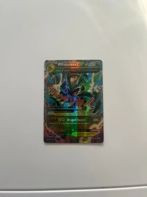 Rayquaza Ex Pokémon  - Säljer detta fina kort för ett bra pris! Skriv dm för fler bilder etc!