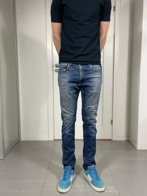 Replay Hyperflex Grover Jeans  - Säljer nu dessa Replay Hyperflex Grover Jeans med slitningar ifrån användning, W32 o L32, skriv för fler bilder/frågor🙌🏼