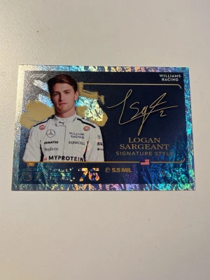 Williams Racing samlarkort holografiskt - Unikt samlarkort med holografisk effekt från Williams Racing. Kortet har en blå och guldskimrande design, tryckt autograf och motiv av en förare i racingoverall. Perfekt för motorsportfans och samlare.