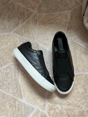 Calvin klein skor - Säljer ett par cakvin klein skor i storlek 38. Nypris ca 1200😊