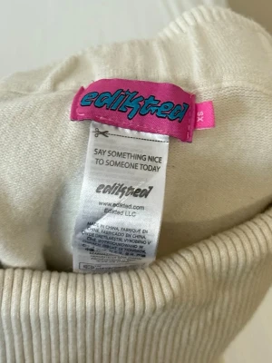 Vida vita mjukisbyxor från Edikted - Säljer ett par supermjuka och bekväma vita mjukisbyxor från Edikted. Byxorna har en bred ribbad midja och utsvängda ben för en snygg och trendig look. Perfekta för chill dagar hemma eller när du vill vara extra comfy. Materialet är stretchigt och följsamt.köpt för 755kr, säljer för 420!