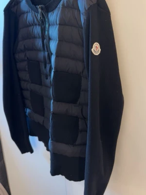 Svart cardigan jacka från Moncler - superfin cardigan, köpt av en annan här på plick så har tyvärr inget kvitto men den är i fint skick och qr koden funkar bra💕storlek M men skulle säga att den är lite liten:) kom gärna med prisförslag! (jag kan ej garantera äktheten!)