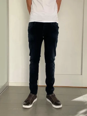 Replay Anbass Hyperflex Jeans - Replay Anbass Hyperflex jeans i en mörkblå/svart färg, W30 o L32. Priset kan diskuteras vid smidig affär, skickar snabbt