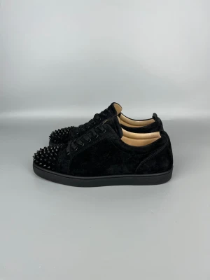 Christian Louboutin Louis Junior Spikes Sneaker Black - • The shoes have been gently used and are in very good condition • Size: 43.5 (fits 44–44.5) • Color: Black • Retail price: 9500 SEK / 795€ • No accessories
