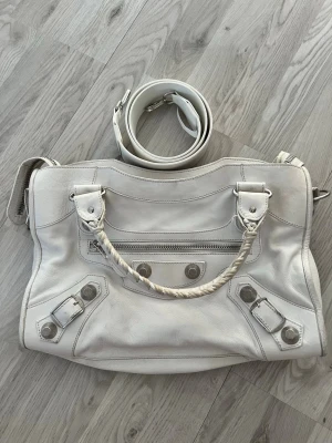 Vintage Balenciaga Giant City Bag - Gorgeous vintage Balenciaga Giant City bag in white with silver colored hardware 🌟 Only flaw is the discoloration on the zipper, other than that it is in very good condition. No og mirror or strap, can give the strap seen on the photos 💘 Ask for more photos