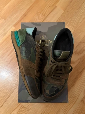 Rockrunners  - Säljer ett par schyssta camo rockrunners som är i använt skick men mycket liv kvar, dem är size 42 och tillkommer såklart box och allt og till skorna vid köp.
