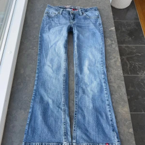 Lågmidjade jeans  - Super snygga jeans som tyvärr är försmå och har därför ingen bild på! Midjemått tvärsöver är 41cm, midjehöjden är 19cm och inerbens längden är 76cm💕