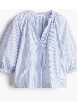 Blåvit randig blus med trekvartsärm - Luftig blus med tunna blå och vita ränder, v-ringning och knäppning framtill. Blusen har trekvartsärmar med lätt puff och resår vid ärmslut. Perfekt för en avslappnad och trendig look.