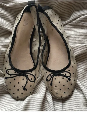 Söta prickiga ballerinaskor men rosetter - Söta prickiga ballerinaskor men rosetter. Denna annons har jag köpt här på plick men den passade inte mig jag har använt den ett fåtal gånger. Skorna är lite slita som man kan se på sista bilden är det lite trasigt vid tårna.