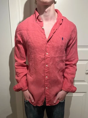 Ralph Lauren linneskjorta  - Säljer en skön Raffe skjorta i koral/rosa färg! | Fint använt skick! Inga hål eller fläckar. | Storlek M. | Ställ gärna frågor innan du köper!