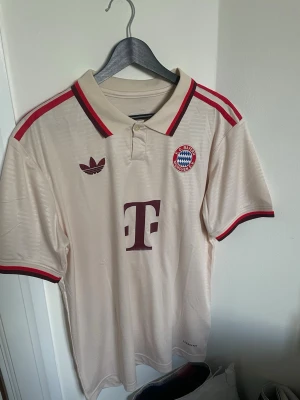 Bayern München bortatröja 2025/26 - Olise 17 - Bayern Münchens feta bortatröja för säsongen med årets spelare Michael Olise på ryggen🤍♥️Helt nyskick✅