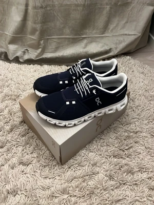 On cloud skor  - On cloud skor i storlek 44. Sprillans nya med box. Just denna modellen säljs inte längre så de är sällsynta. Tar även byte!