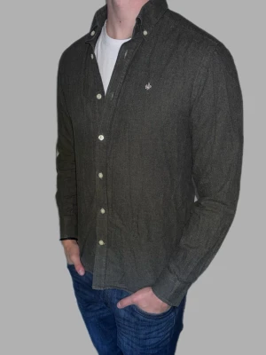 Grå skjorta från Morris - 🔹 Märke: Morris 🔹 Modell: Skjorta 🔹 Storlek: S 🔹 Färg: Grå 🔹 Skick: Väldigt fint skick 🔹 Passform: Classic Fit 🔹 Pris: 349kr  ✅ 100% äkta ✅ Snabb frakt ✅ Fler bilder/video finns vid intresse ✅ Stilren och lättmatchad