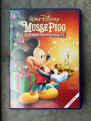 Musse pigg och hans vänner firar jul dvd - DVD-film med Musse Pigg och hans vänner som firar jul. Filmen är textad på svenska, danska, norska och finska. Ljudformatet är Dolby Digital 5.1 och speltiden är 63 minuter. Produktionsåret är 1999.  Finns på språk: Svenska, Danska, Norska, Finska   OBS!! skivorna är begagnade så det kan förekomma repor/hairlines på skivorna, men då jag kollar igenom alla filmer jag säljer garanterar jag att alla funkar felfritt om inget annat står! :)