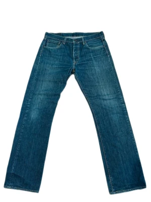 Levis 501  - Riktigt schyssta jeans ifrån Levis. I storleken 33/34. Snygga slitningar och wash. Bara att hör av sig vid frågor eller funderingar
