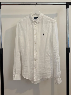 Ralph lauren linne skjorta  - Säljer en linne skjorta i fårn Ralph lauren. Den är i storlek 18-20. Den sitter som en S. Den är i mycket bra skick utan defekter. 