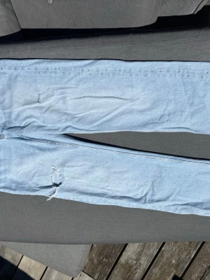 Ljusblå ripped jeans Gina Tricot - Jeans från Gina Tricote. Storlek 164. Två små fläckar, se sista bilen. 