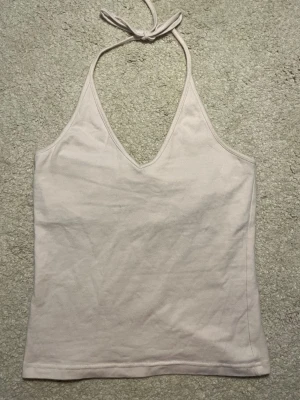 Söt Ljusrosa Halterneck Topp - Säljer denna topp då den inte kommer till användning. Har inga defekter eller fläckar och är som ny. Kom privat för fler frågor💕