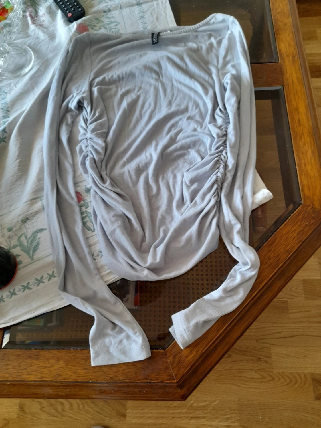 Ljusgrå långärmad topp med rynk