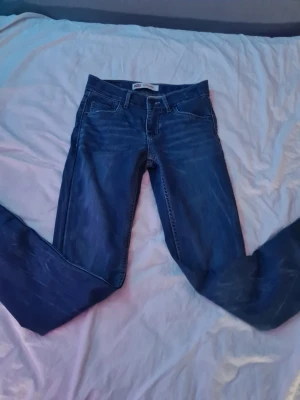 Levi's 510 Skinny jeans blå strl 14y, 164 - Säljer ett par klassiska Levi's 510 Skinny jeans i blå denim. Modellen är tight med smal passform och har fem fickor samt dragkedja och knapp. Perfekta för dig som gillar en modern och stilren look.
