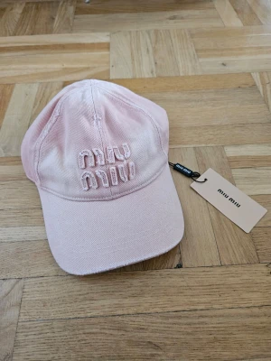 Miu Miu Denim Rosa Keps - Perfekt för sommaren