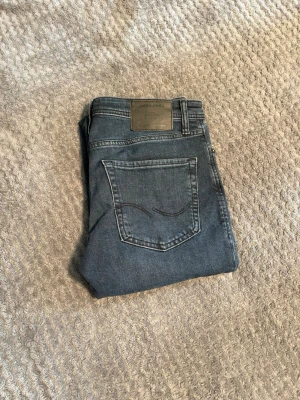 Jack&Jones Clark Jeans - Jack & Jones jeans i modellen Clark. Jeansen har passformen Regular vilket enligt mig innebär en perfekt passform, inte för slim och inte för lösa. Endast anvönda ett par gånger så skicket är som nytt.