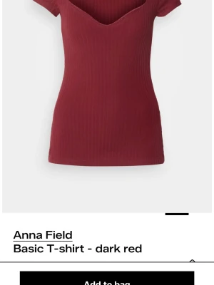 Mörkröd ribbad topp från Anna Field - Super snygg trendig topp❤️❤️endast använt 2 gånger!!!