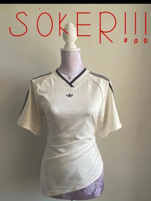 Beige Adidas t-shirt med v-ringning - Söker Adidas Originals Rouched Foot J i storlek Medium eller Small asap 