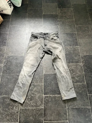 Gråa Jeans Från Replay - Snygga gråa jeans från Replay! Har någon liten fläck som säkert går bort, använda men har mycket kvar att ge. W: 31 L:  32