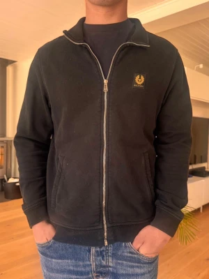 Belstaff tröja  - Säljer en belstaff tröja i storlek i strl L då den ej används längre. Tröjan har används fåtal gånger och är i bra skick! Hör av dig vid mer funderingar 