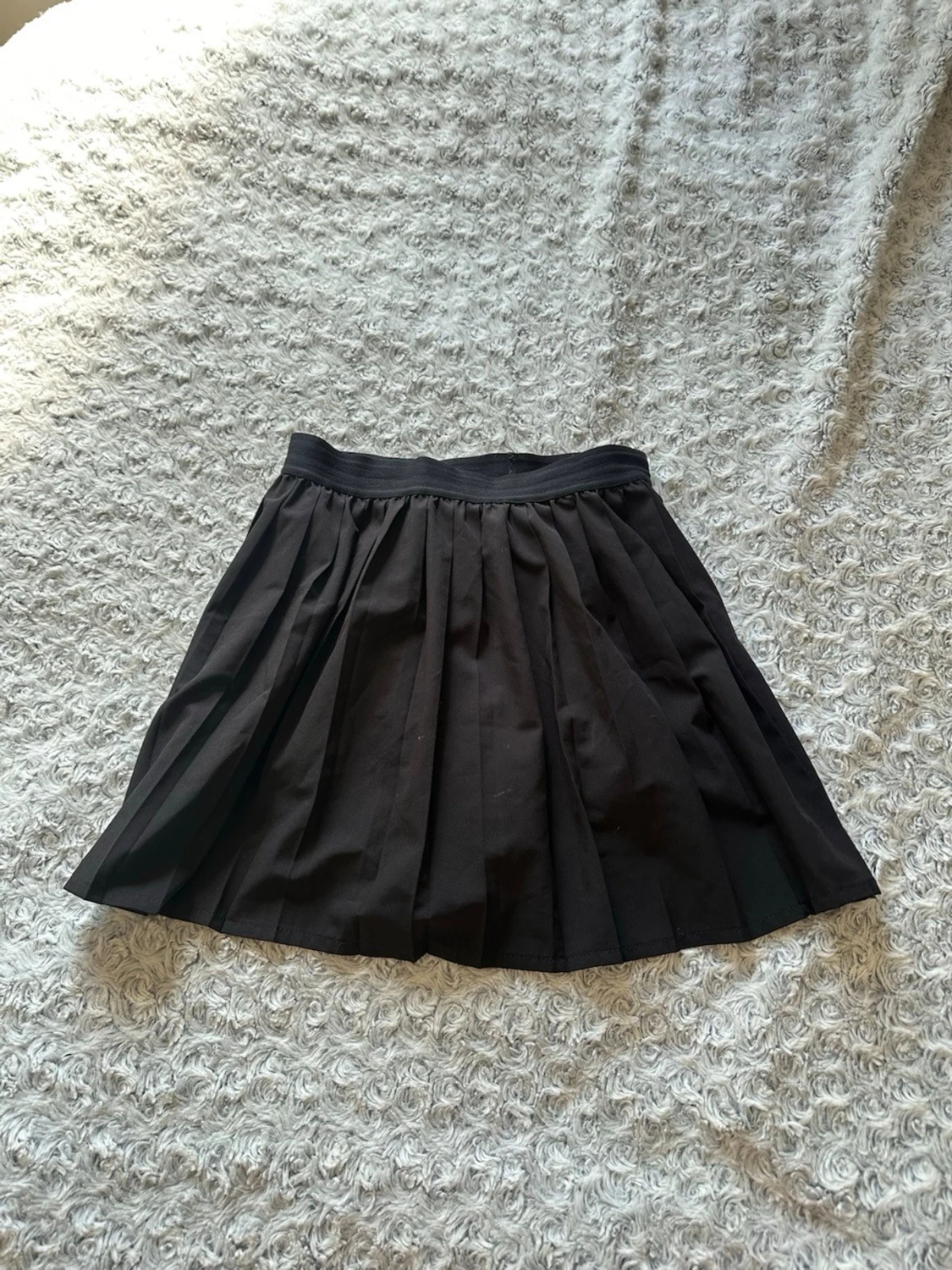 Svart plisserad skort