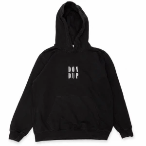 Dondup Hoodie - Tjena! Svart hoodie från märket Dondup. Marknadens mest trendiga märke just nu! (Size: M)  (Skick: 4/5)  (Retail: 3000kr)  (Vårt pris: 800kr). (Mått: A = 44cm, B = 69cm, C = 53cm, D = 67cm). Hör av er vid frågor & funderingar. /Mvh, Morëtti Co.