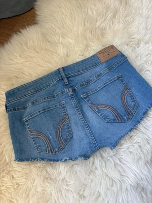 Hollister jeansshorts  - Ett par jeansshort från Hollister! Super snygg i storlek W26🥰
