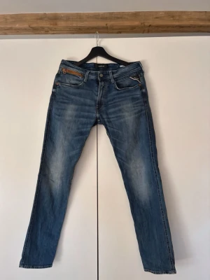 Replay Anbass Jeans W31 L32 – Mörkblå slim fit - Säljer ett par Replay Anbass jeans i mörkblå denim. Klassisk slim fit-modell från Replay som sitter snyggt och är väldigt bekväm tack vare stretch i materialet. En populär modell som funkar till det mesta och är lätt att styla både till vardags och mer uppklätt.  Jeansen är i bra skick med normalt bruksslitage.