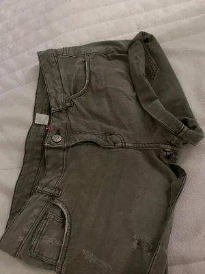 Gröna shorts  - Jättefina gröna shorts. Inte helt säker vart dem är ifrån men tror hm