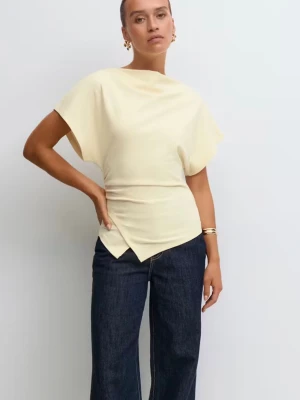asymmetric top Gina tricot  - En jättefin pastell gul tajt tröja men lös vid armarna. Perfekt nu till sommaren och luftig. Säljer då den inte kommer till användning. 