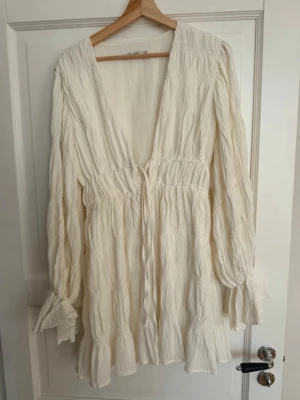 NAKD-studentklänning/sommarklänning vit - Säljer denna superfina klänning från nakd i storlek xs (34) men passar även en som har s (36)❣️aldrig använd så skulle säga att den är som ny!