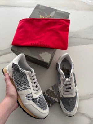 Valentino Rockrunner - Vita valentino Rockrunners i storlek 42. Helt nya med box och dustbag! Kom om ni har frågor eller prisförslag😁🤗